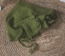Load image into Gallery viewer, Wrap and Bonnet Set - Newborn - Green Colour - Handmade - Ready to Send - Photography Prop