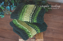 Load image into Gallery viewer, Knitted Blanket/layer. Dark green, light green. Ready to send