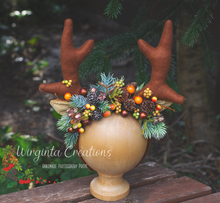 Load image into Gallery viewer, Handmade Reindeer Antler Headband with Pinecones &amp; Berries – Christmas Photography Prop for Kids &amp; Adults
