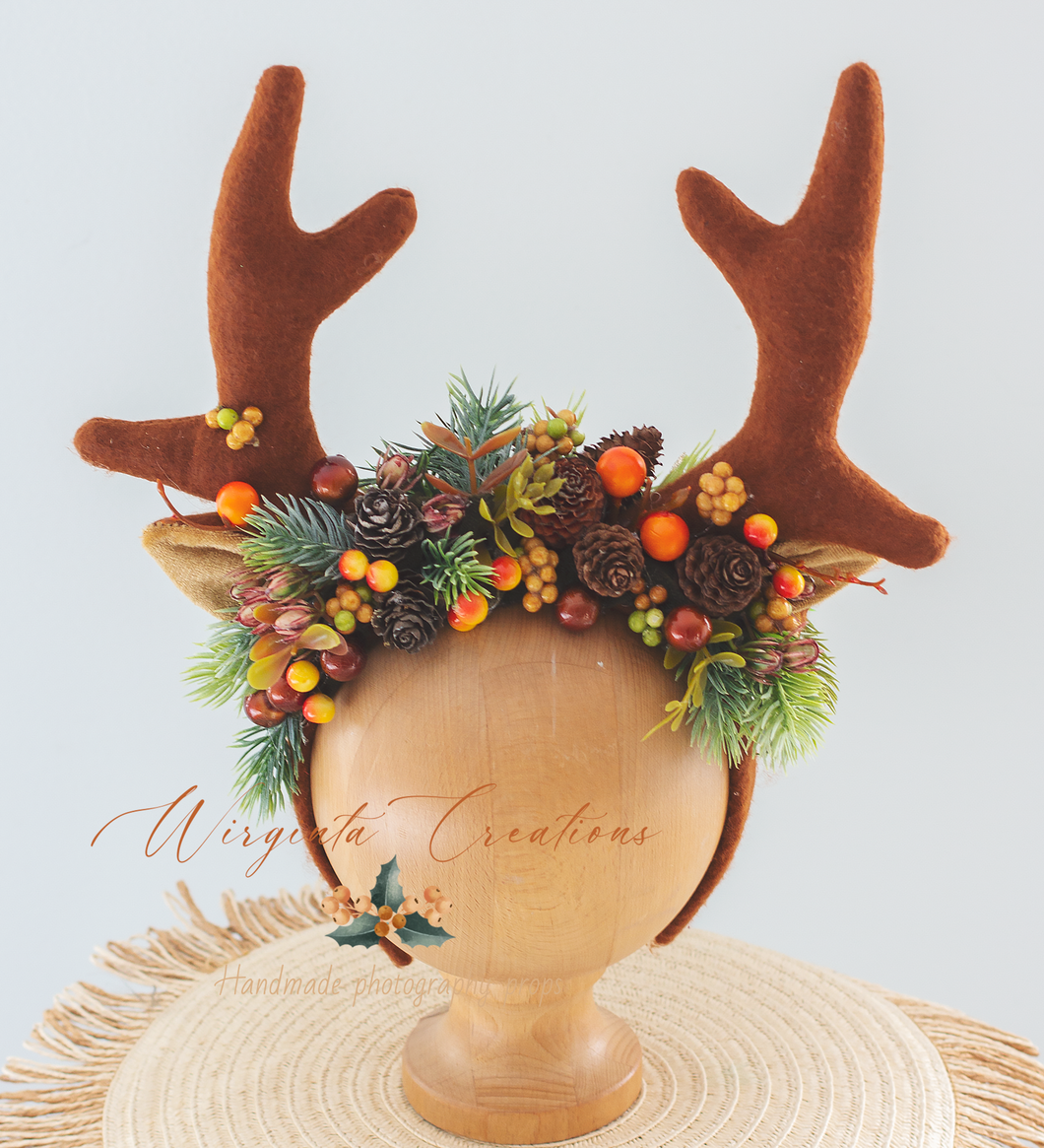 Handmade reindeer antler headband decorated with pinecones, frosted berries, and greenery, perfect for Christmas photoshoots, themed celebrations, and festive costumes.