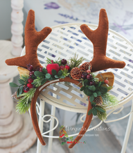 Load image into Gallery viewer, Handmade Reindeer Antler Headband with Pinecones, Fruits &amp; Berries – Christmas Photography Prop for Kids &amp; Adults