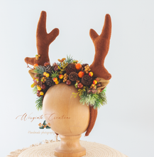 Load image into Gallery viewer, Handmade Reindeer Antler Headband with Pinecones &amp; Berries – Christmas Photography Prop for Kids &amp; Adults
