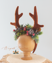 Load image into Gallery viewer, Handmade Reindeer Antler Headband with Pinecones &amp; Berries – Christmas Photography Prop for Kids &amp; Adults
