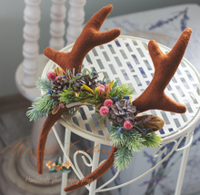 Load image into Gallery viewer, Handmade Reindeer Antler Headband with Pinecones &amp; Berries – Christmas Photography Prop for Kids &amp; Adults