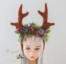Load image into Gallery viewer, Handmade Reindeer Antler Headband with Pinecones &amp; Berries – Christmas Photography Prop for Kids &amp; Adults