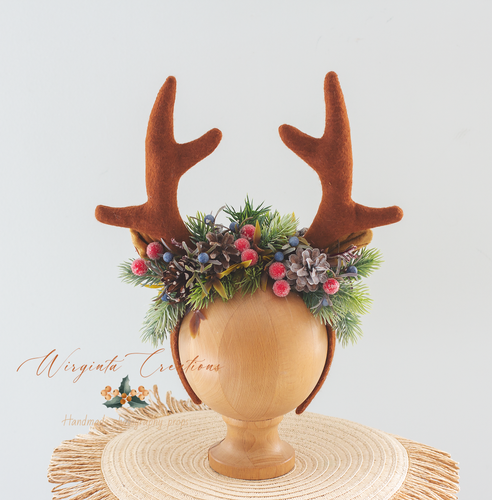 Handmade reindeer antler headband decorated with pinecones, frosted berries, and greenery, perfect for Christmas photoshoots, themed celebrations, and festive costumes.