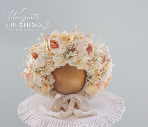 Flower bonnet suitable for photoshoots. For 12-24 months old. Artificial peonies. Beige colour. Headpiece decorated with pearl beads.