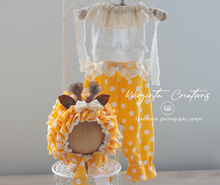 Load image into Gallery viewer, Giraffe outfit for sitter. Bonnet decorated with lace ribbon and matching outfit. For 12-24 months old. Polka dot fabric, Light yellow. Ready to send