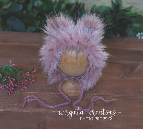 Teddy bear bonnet for a newborn. Dusty Pink. Decorated with faux fur. Ready to send photo props