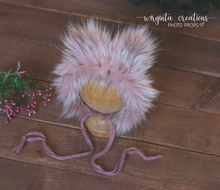 Load image into Gallery viewer, Teddy bear bonnet for a newborn. Dusty Pink. Decorated with faux fur. Ready to send photo props
