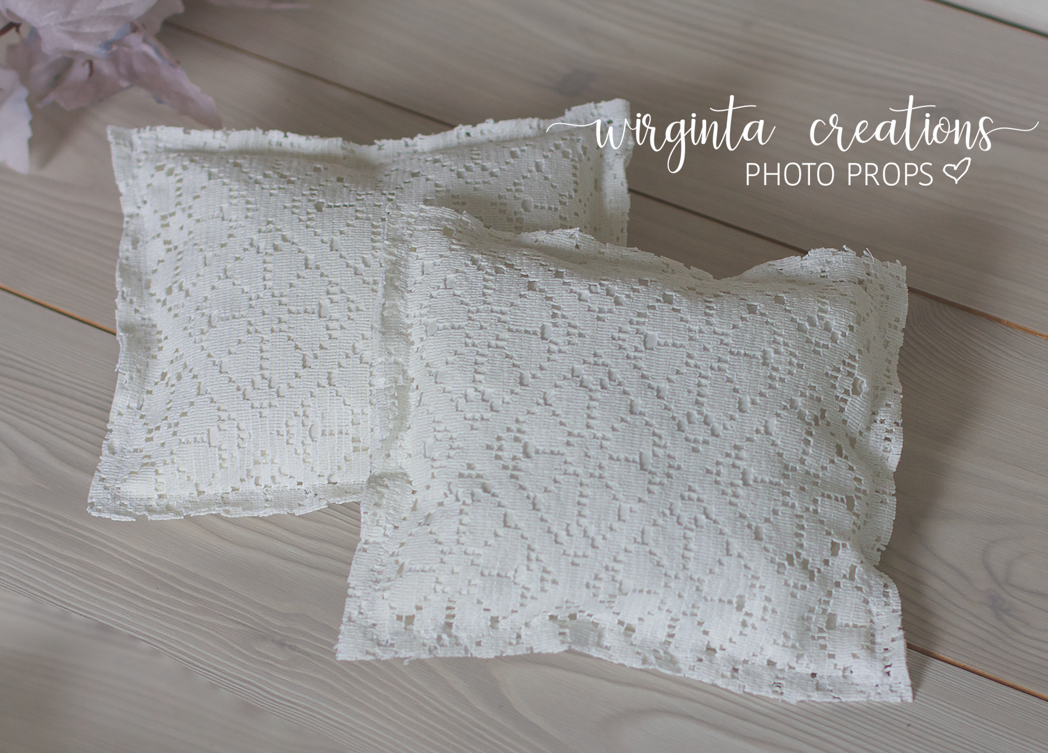 Posing pillow for a Baby Photo Vintage Ecru - Main Image