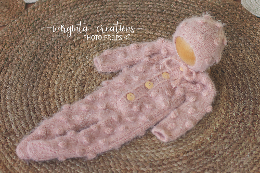Footed romper and hat set, Newborn, blush pink, yellowish powder colour. Bubbly-Knit style. Ready to send